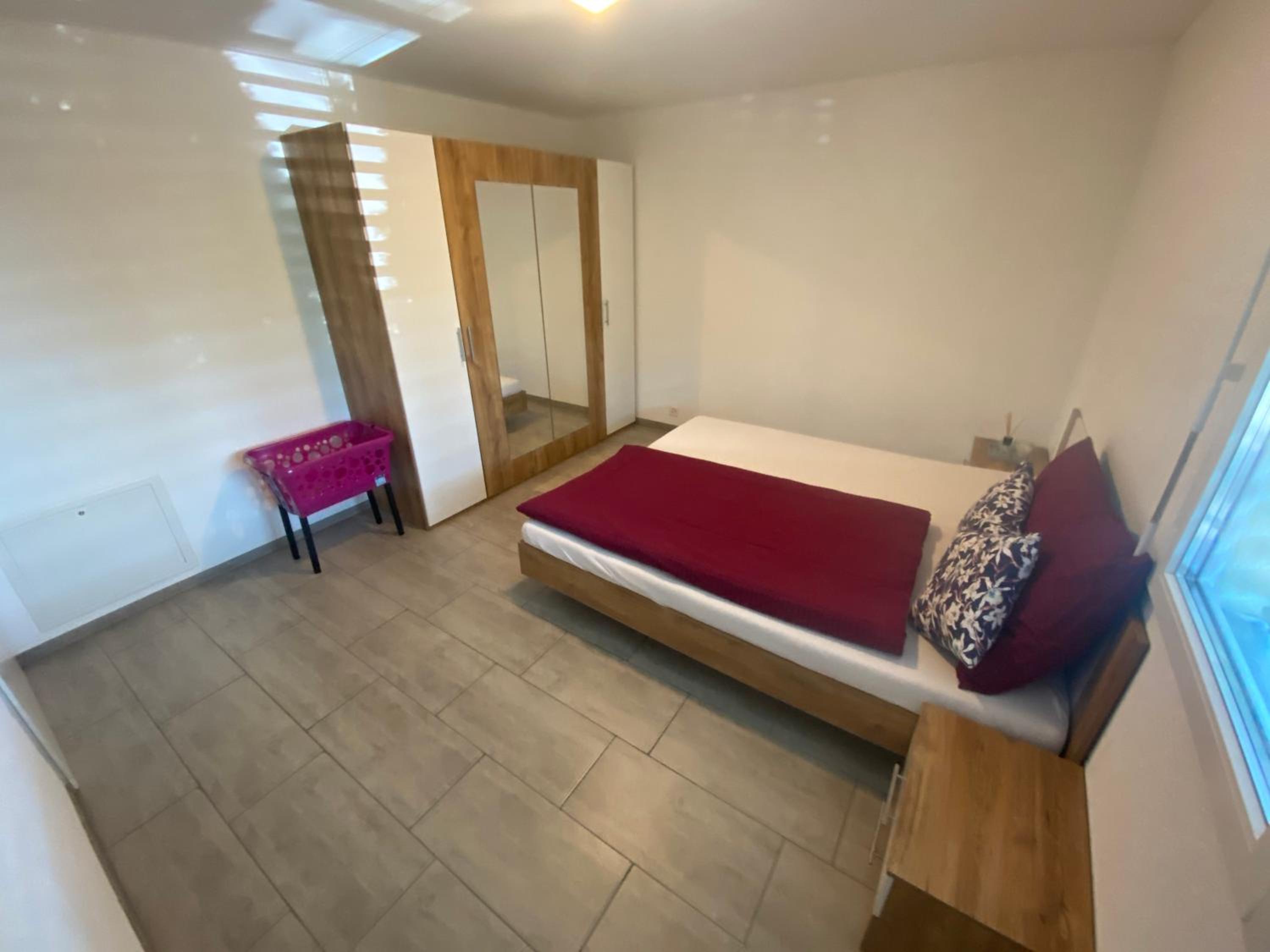 Dulliken 1 Schlafzimmer, Wohnzimmer, Küche mit Geschirr komplett, Bad