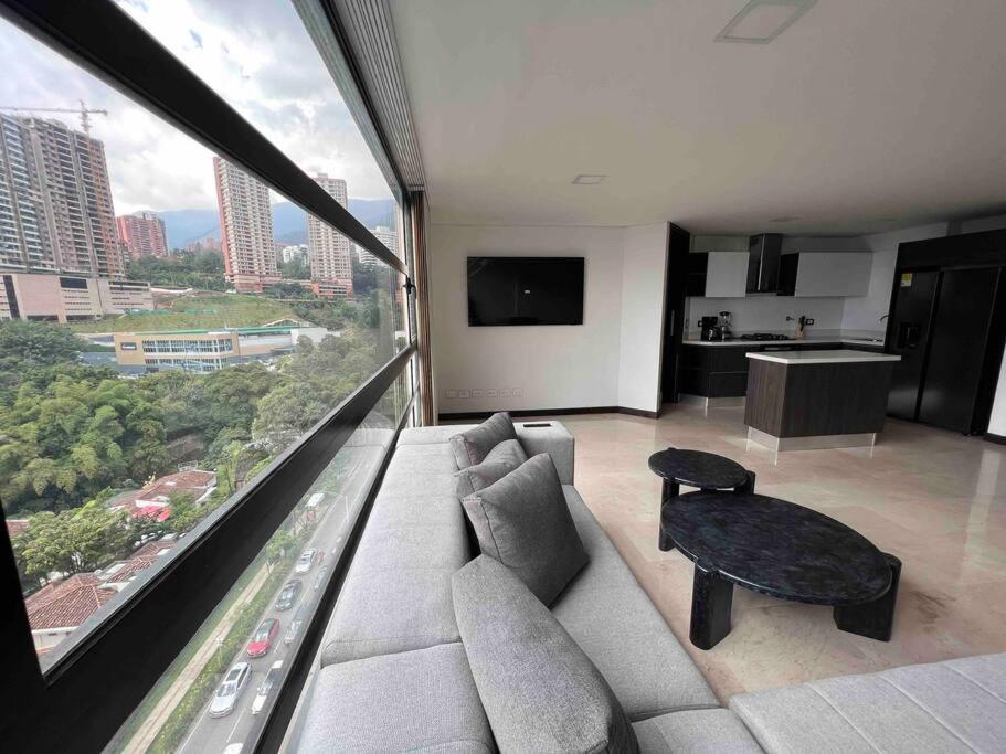 902 luxury apartment in heart of El Poblado!