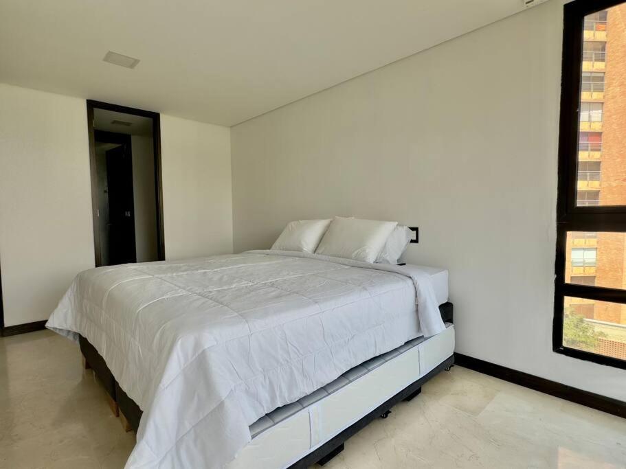 902 luxury apartment in heart of El Poblado!