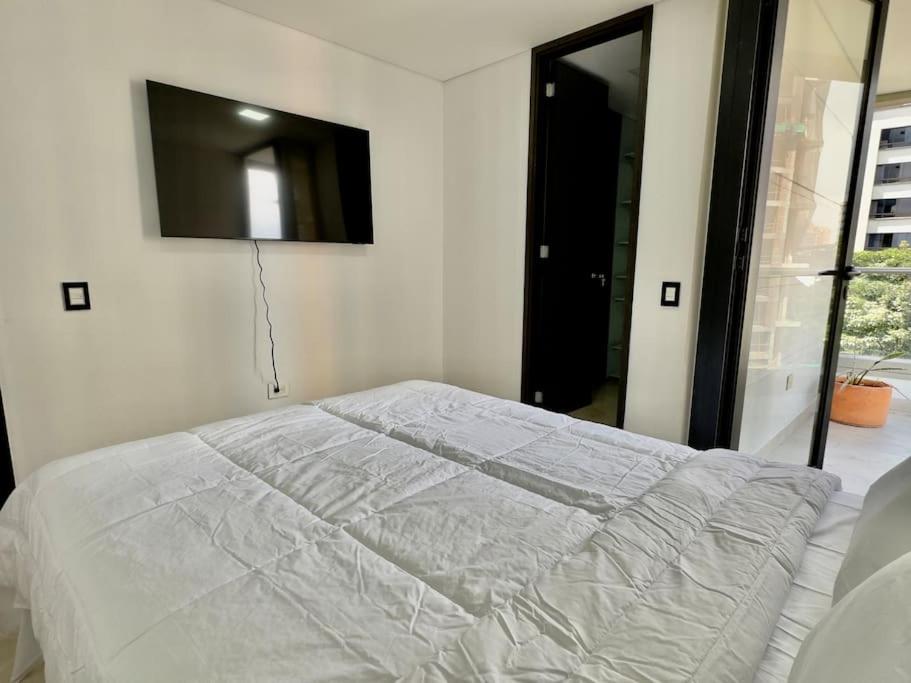902 luxury apartment in heart of El Poblado!