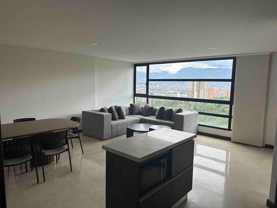 902 luxury apartment in heart of El Poblado!