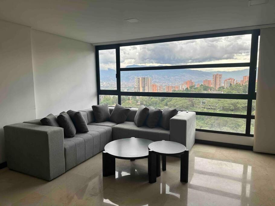 902 luxury apartment in heart of El Poblado!