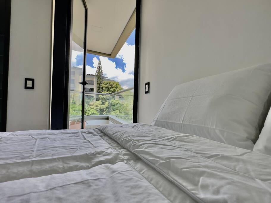 902 luxury apartment in heart of El Poblado!