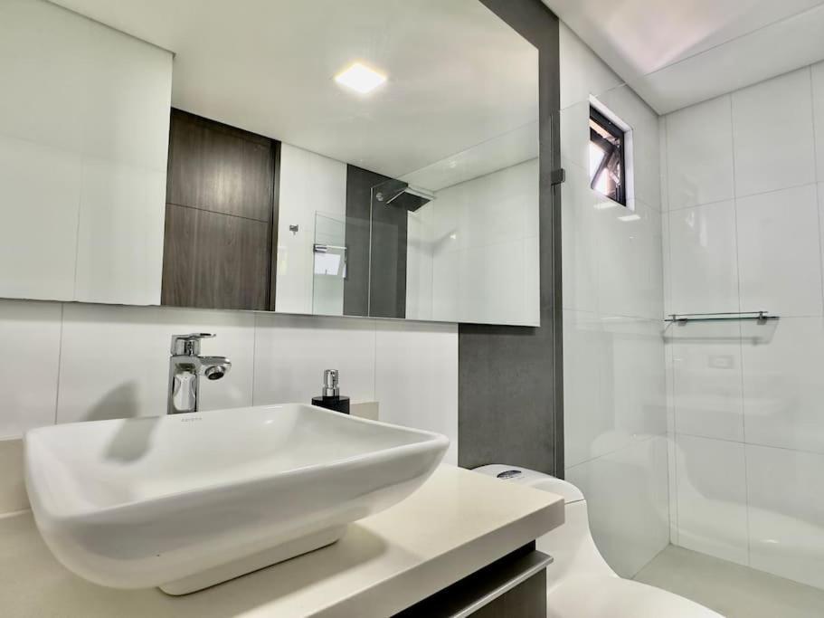 902 luxury apartment in heart of El Poblado!