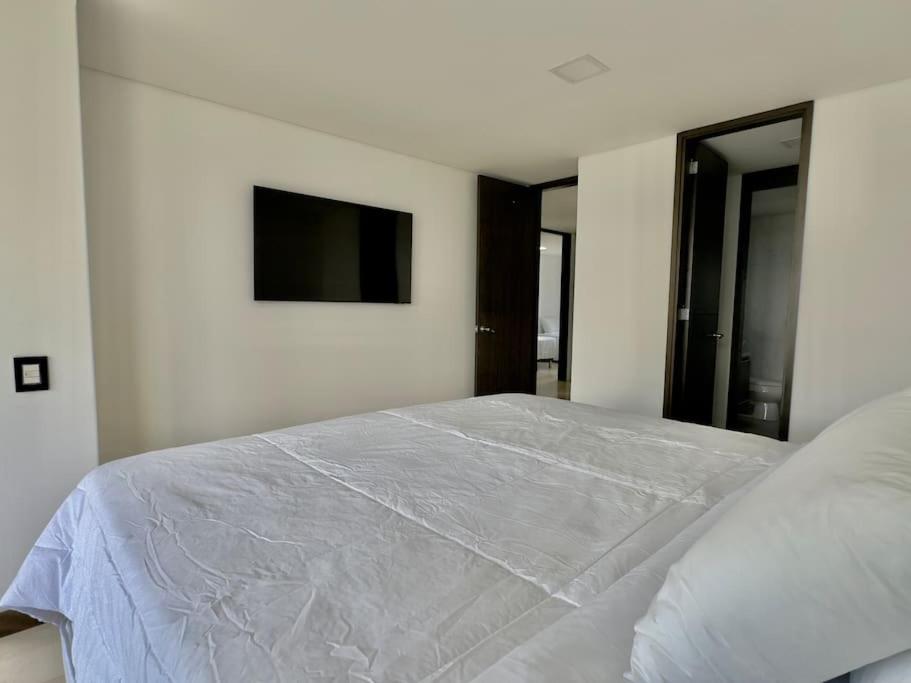 902 luxury apartment in heart of El Poblado!