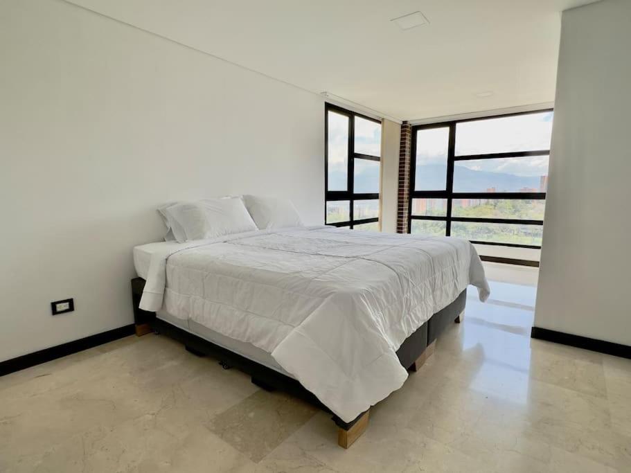 602, Modern apartment in heart of El Poblado + View!