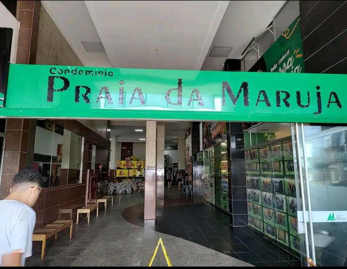 Na orla da praia do morro