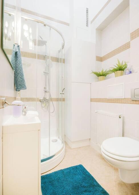 Modern and Stylish 2-Bedroom in the City Center view 2
