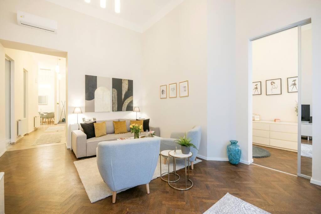 Modern and Stylish 2-Bedroom in the City Center view 3