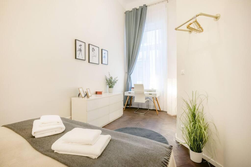 Modern and Stylish 2-Bedroom in the City Center view 4