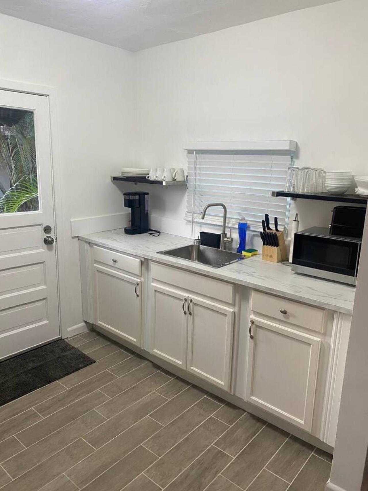 Three Bedroom Cottage in Ft Lauderdale view 4