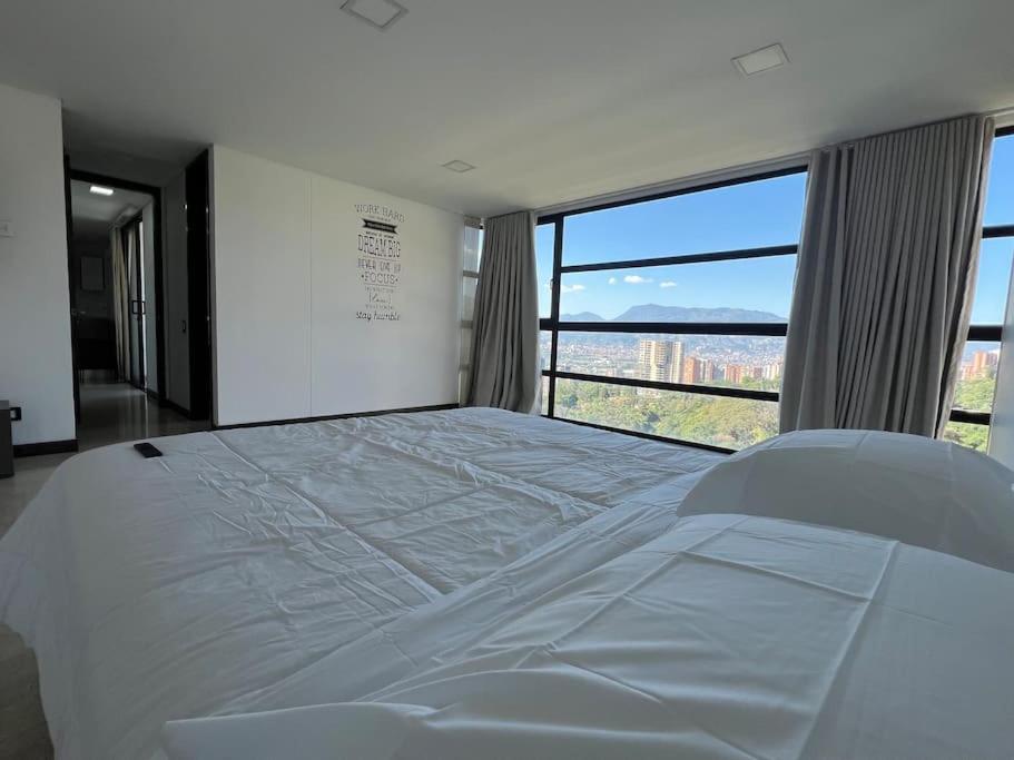 1202, Central Apartment in El Poblado + View
