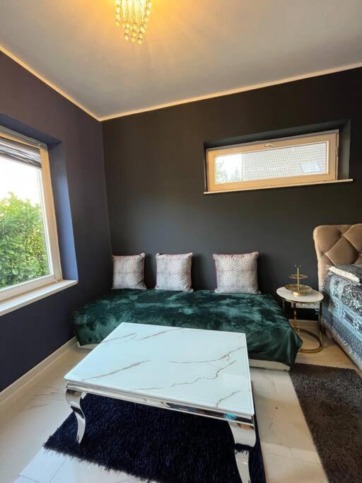 Neu Guest Place
