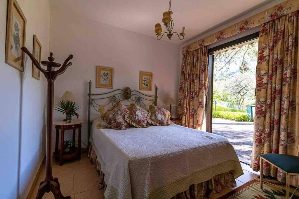 Linda casa Araras 6 suítes/ rio privativo/ Condomínio Denasa