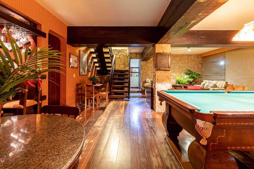Linda casa Araras 6 suítes/ rio privativo/ Condomínio Denasa