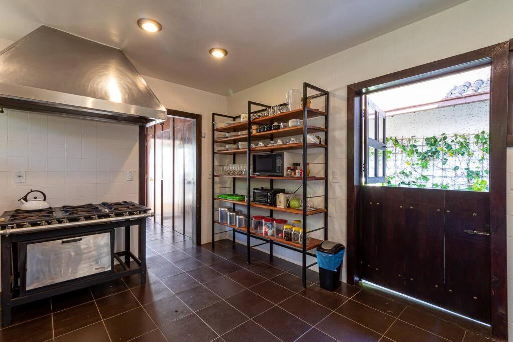 Linda casa Araras 6 suítes/ rio privativo/ Condomínio Denasa