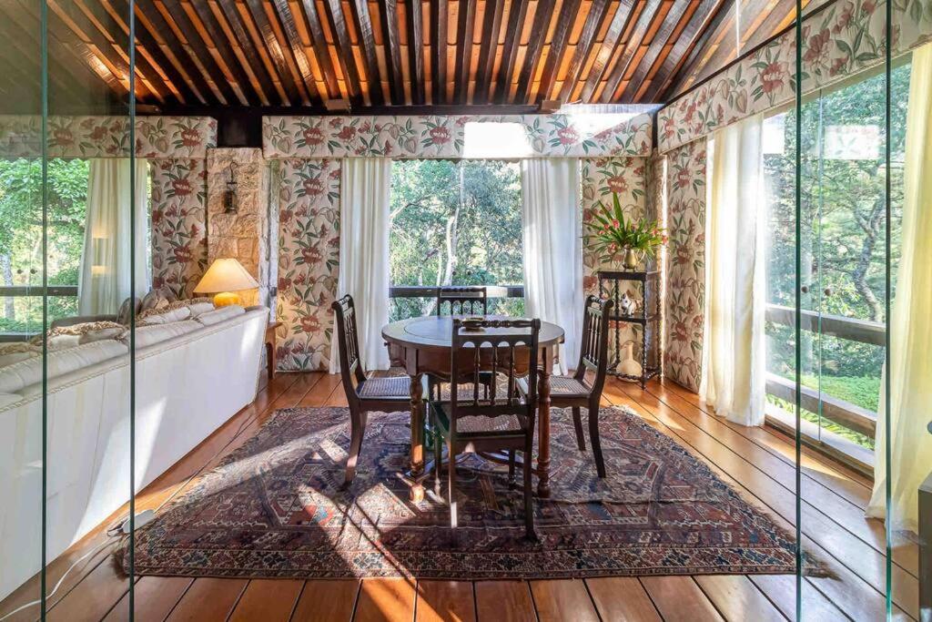 Linda casa Araras 6 suítes/ rio privativo/ Condomínio Denasa