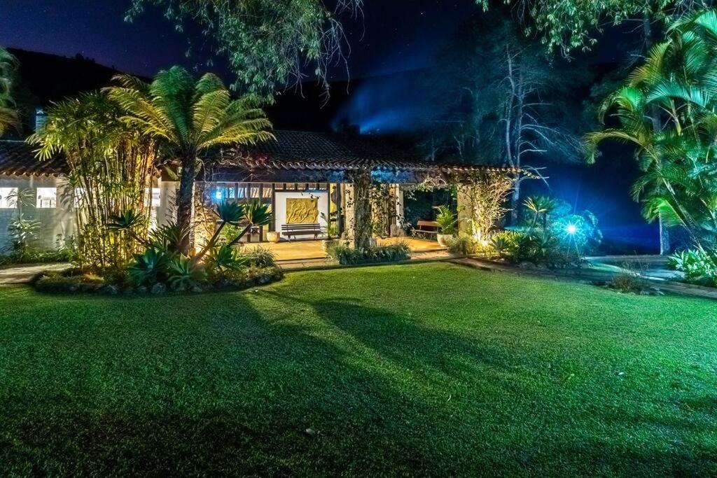 Linda casa Araras 6 suítes/ rio privativo/ Condomínio Denasa