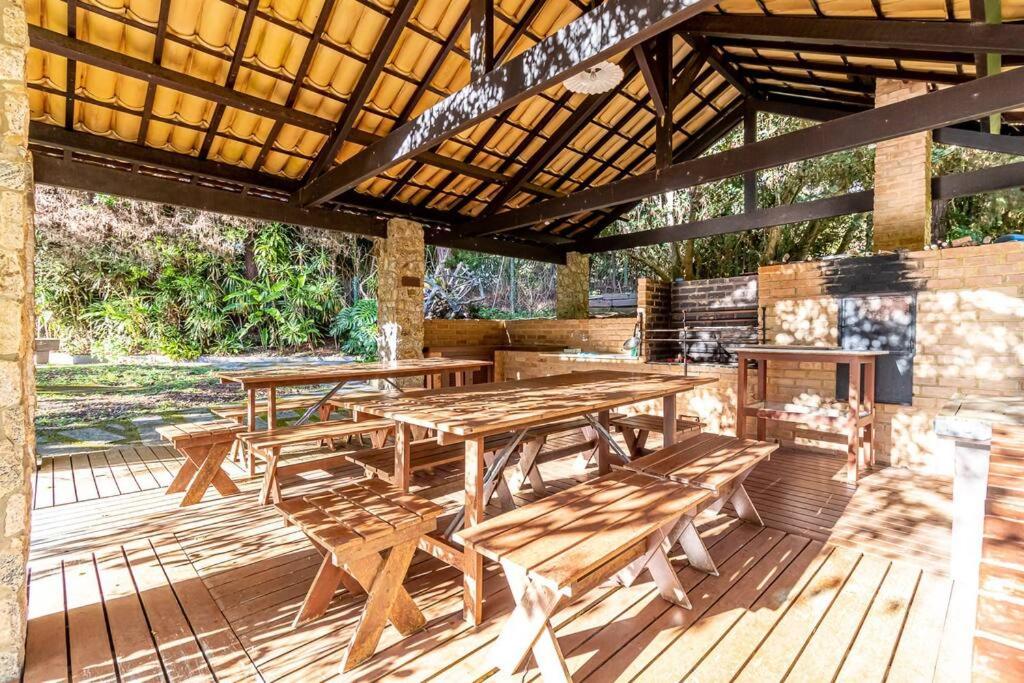 Linda casa Araras 6 suítes/ rio privativo/ Condomínio Denasa