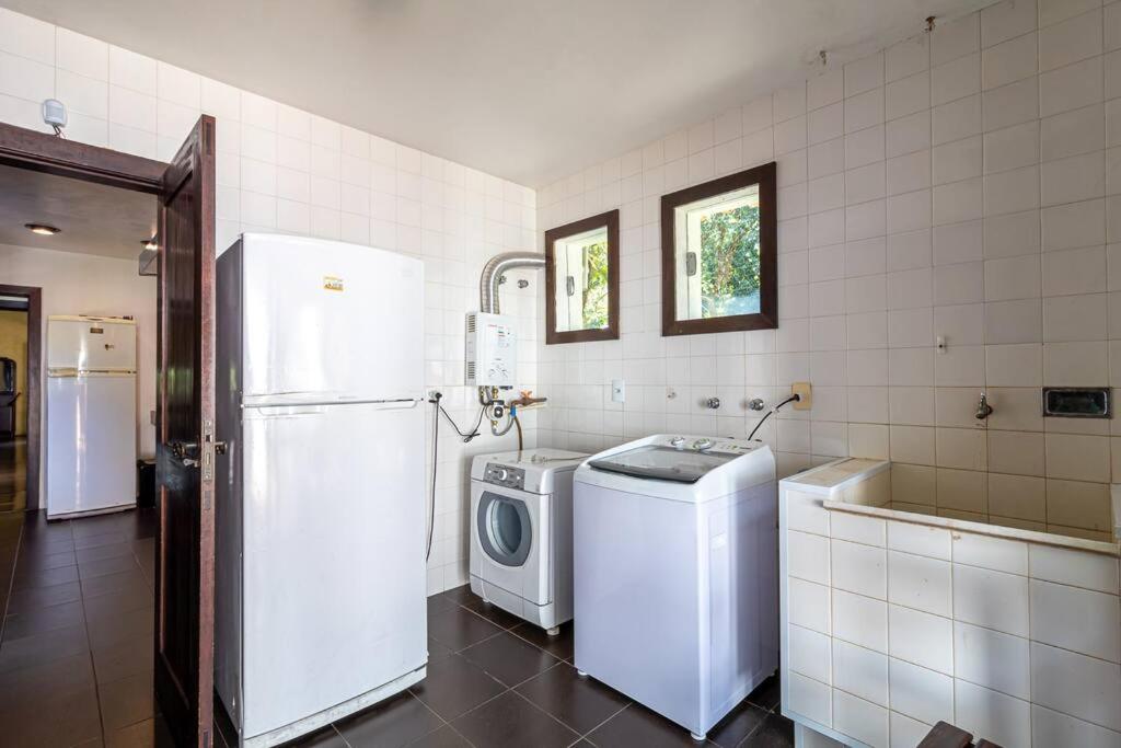 Linda casa Araras 6 suítes/ rio privativo/ Condomínio Denasa