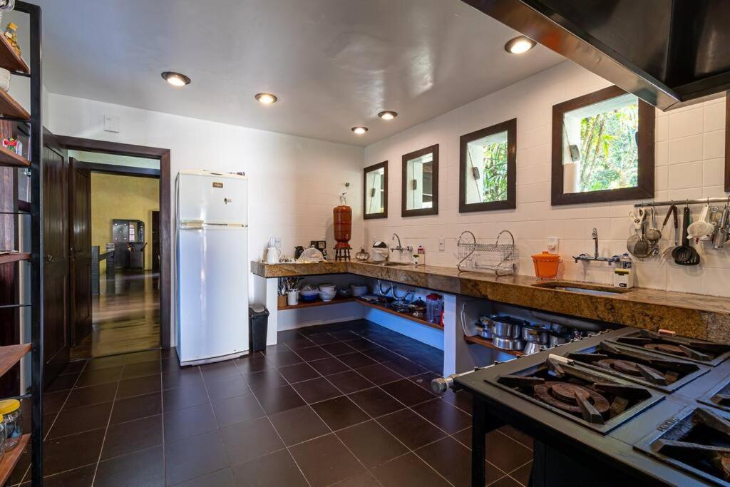 Linda casa Araras 6 suítes/ rio privativo/ Condomínio Denasa