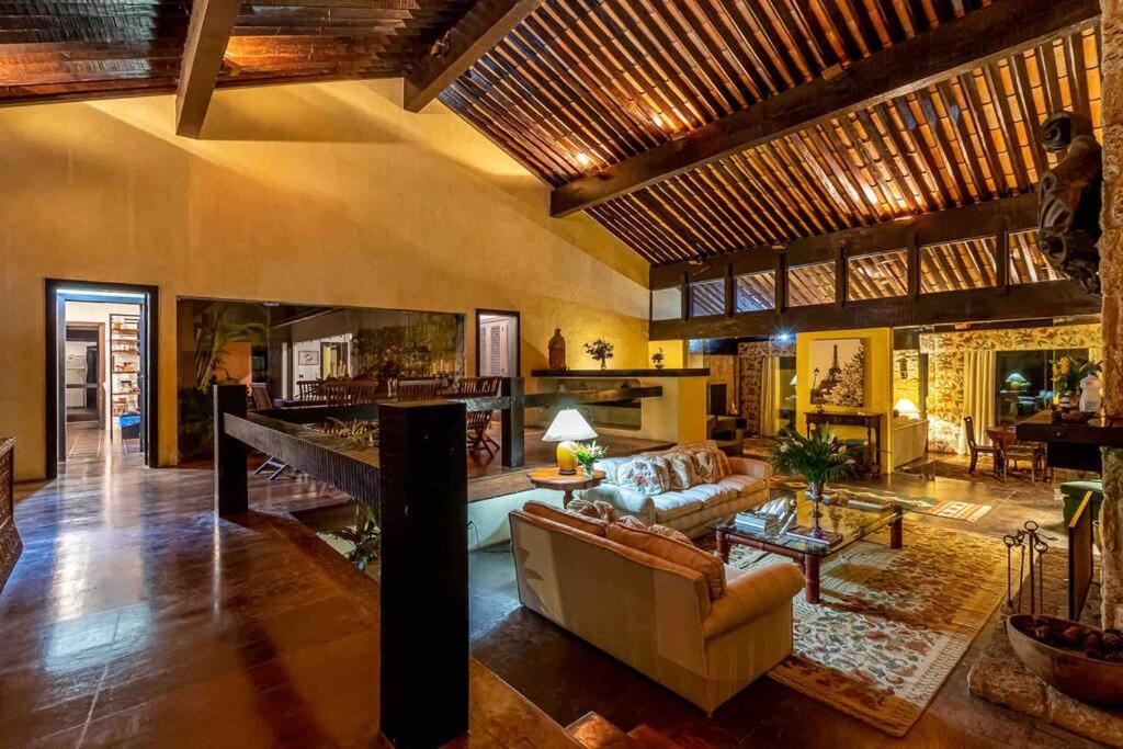 Linda casa Araras 6 suítes/ rio privativo/ Condomínio Denasa