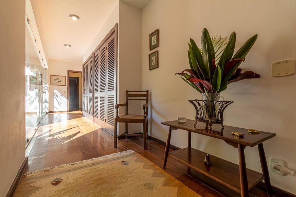 Linda casa Araras 6 suítes/ rio privativo/ Condomínio Denasa