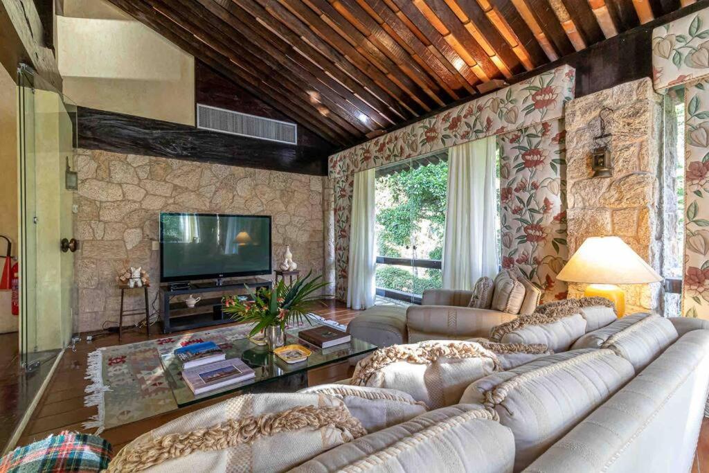 Linda casa Araras 6 suítes/ rio privativo/ Condomínio Denasa