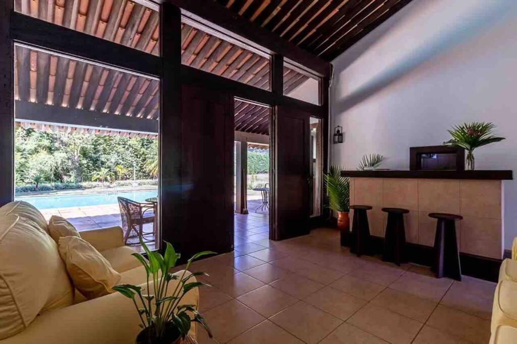 Linda casa Araras 6 suítes/ rio privativo/ Condomínio Denasa