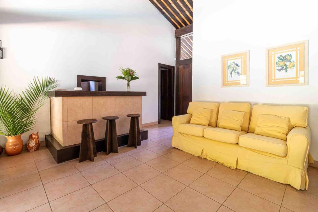 Linda casa Araras 6 suítes/ rio privativo/ Condomínio Denasa