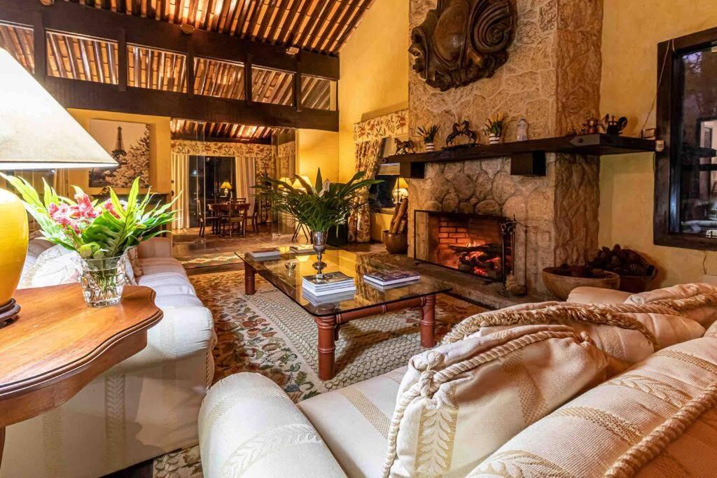 Linda casa Araras 6 suítes/ rio privativo/ Condomínio Denasa