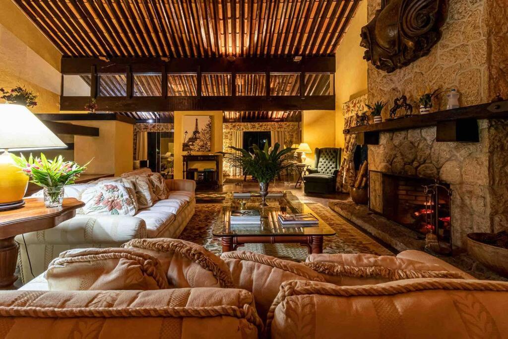 Linda casa Araras 6 suítes/ rio privativo/ Condomínio Denasa