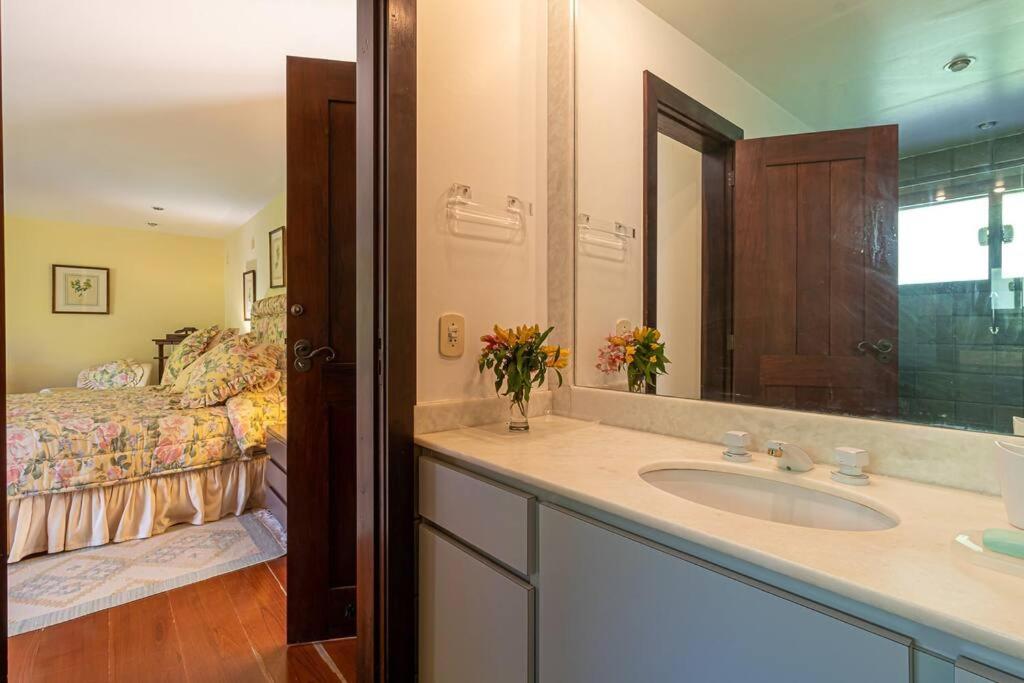 Linda casa Araras 6 suítes/ rio privativo/ Condomínio Denasa