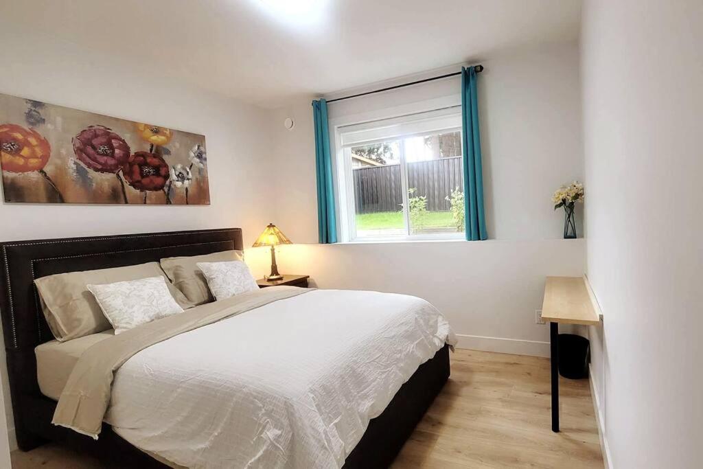 Gorgeous 2 Bedrooms Suite Private entrance with patio-Free Parking