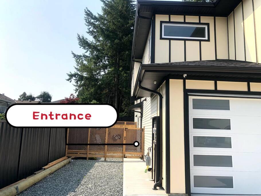 Gorgeous 2 Bedrooms Suite Private entrance with patio-Free Parking