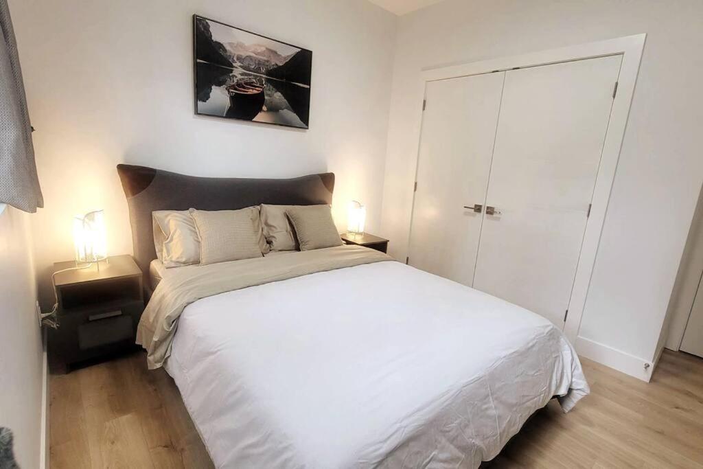 Gorgeous 2 Bedrooms Suite Private entrance with patio-Free Parking