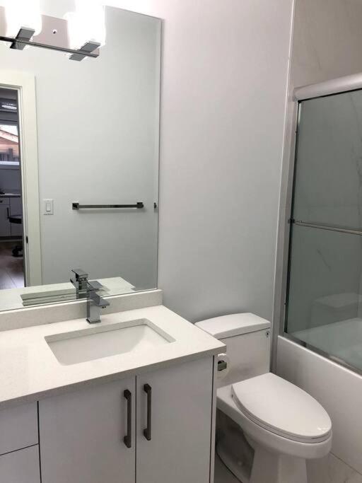 Gorgeous 2 Bedrooms Suite Private entrance with patio-Free Parking