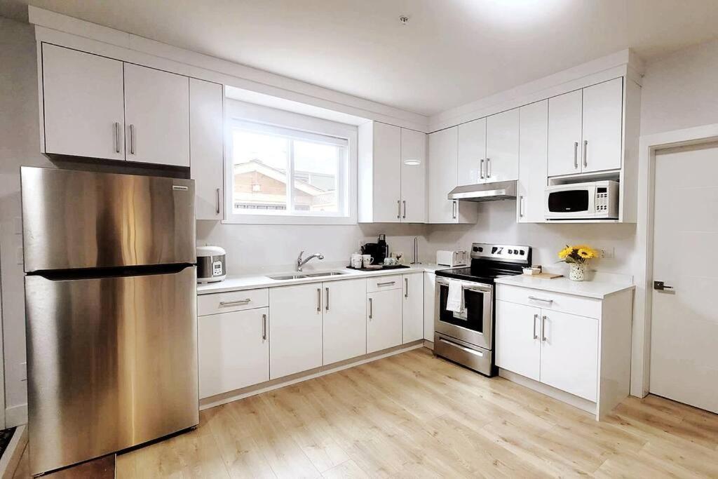 Gorgeous 2 Bedrooms Suite Private entrance with patio-Free Parking