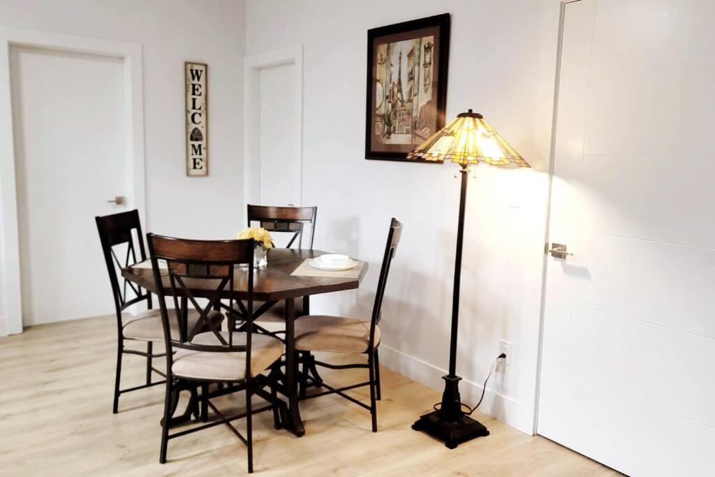 Gorgeous 2 Bedrooms Suite Private entrance with patio-Free Parking