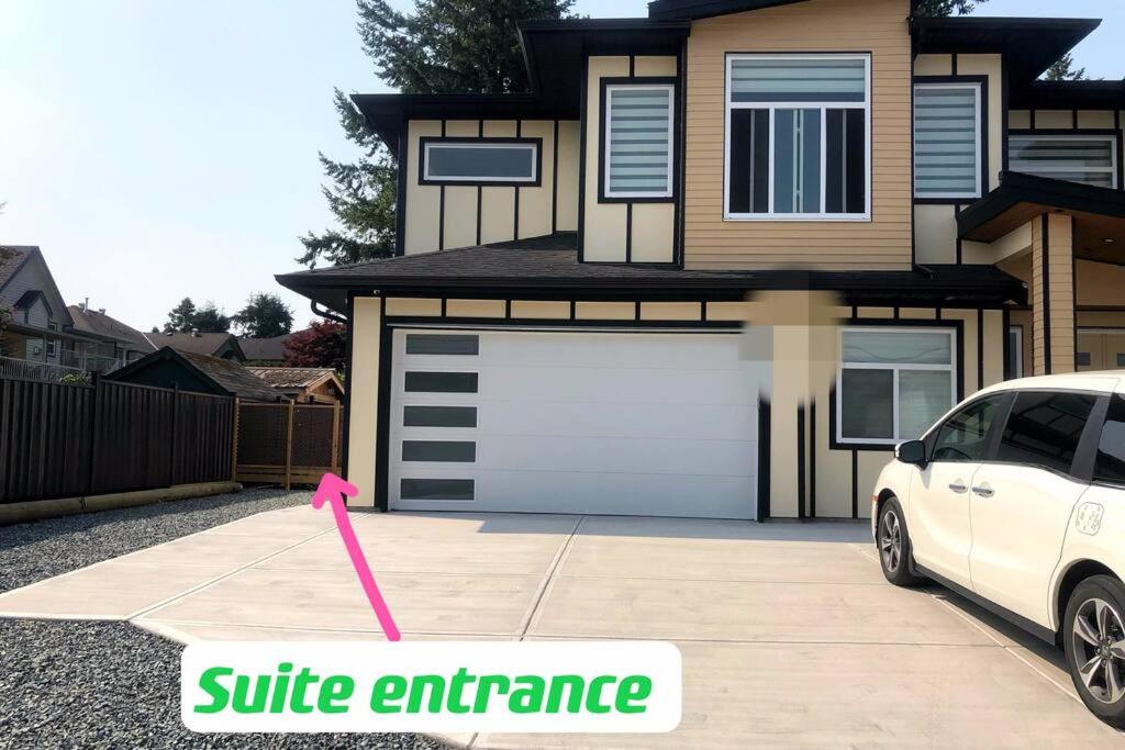 Gorgeous 2 Bedrooms Suite Private entrance with patio-Free Parking