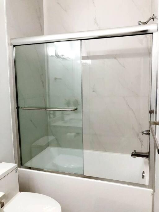 Gorgeous 2 Bedrooms Suite Private entrance with patio-Free Parking
