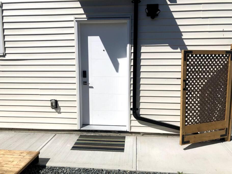 Gorgeous 2 Bedrooms Suite Private entrance with patio-Free Parking