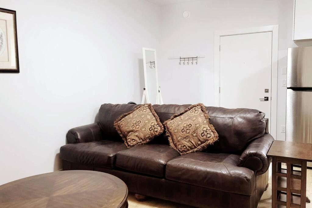 Gorgeous 2 Bedrooms Suite Private entrance with patio-Free Parking