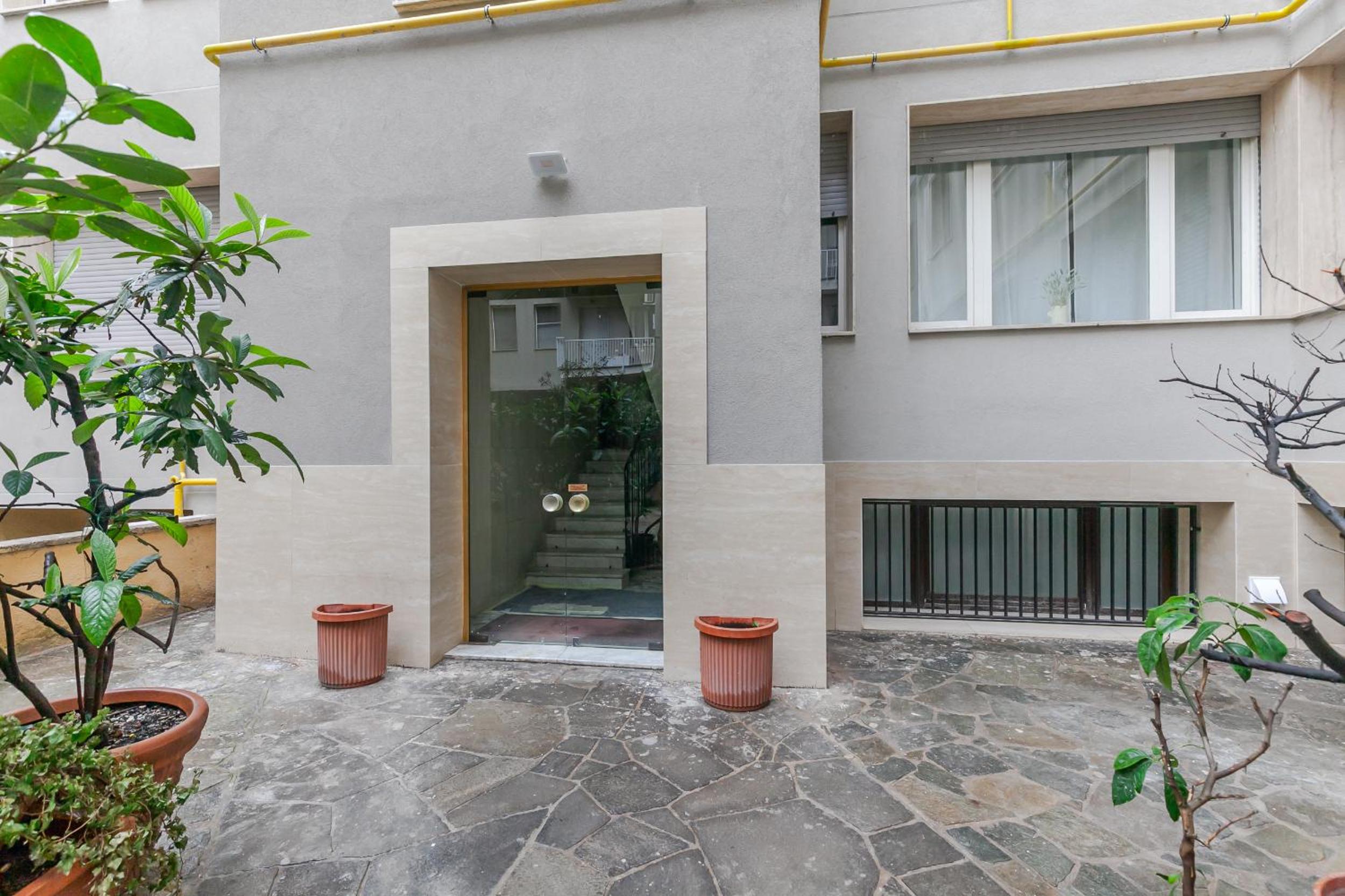 Spacious Design Apartment Central Milan