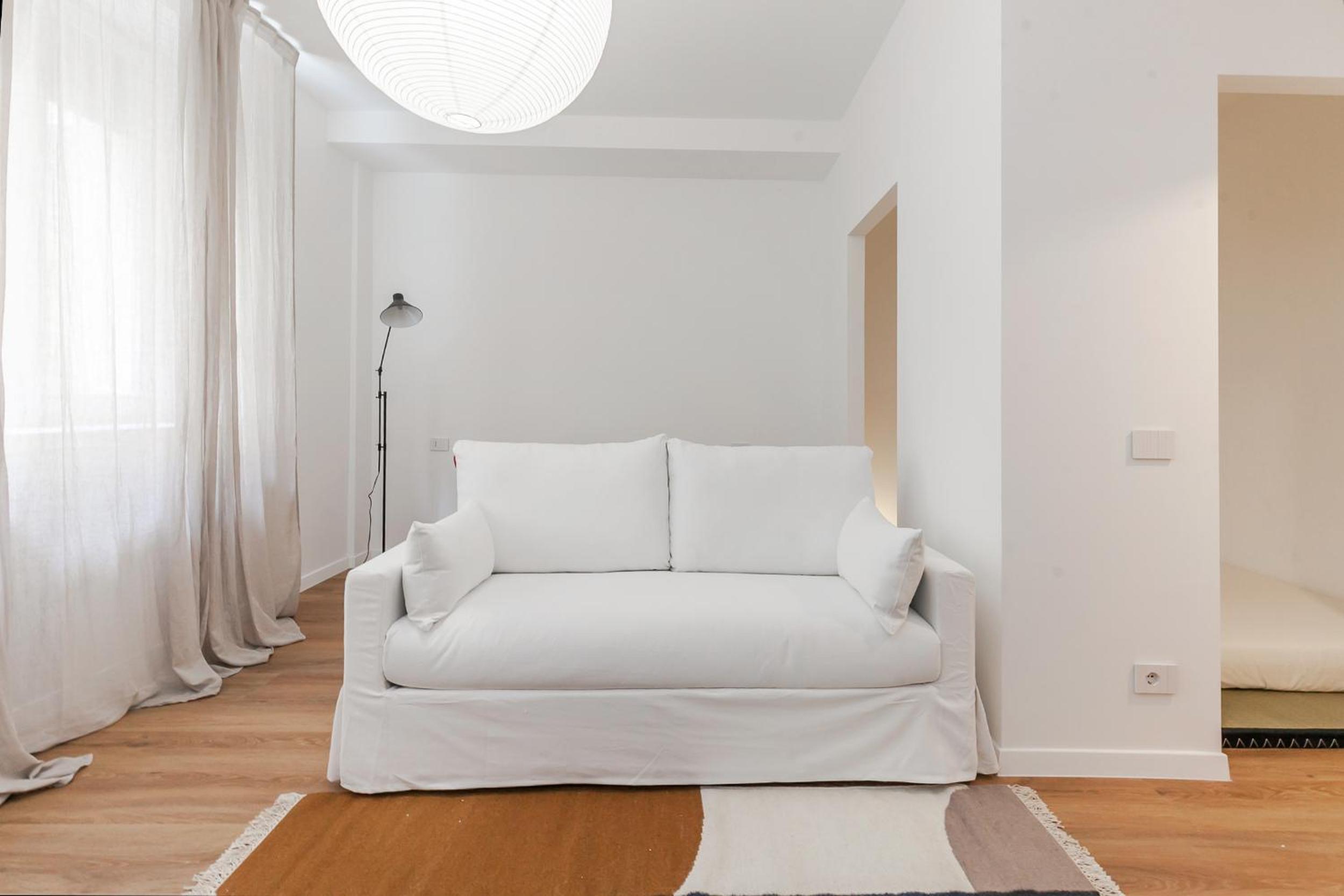 Spacious Design Apartment Central Milan