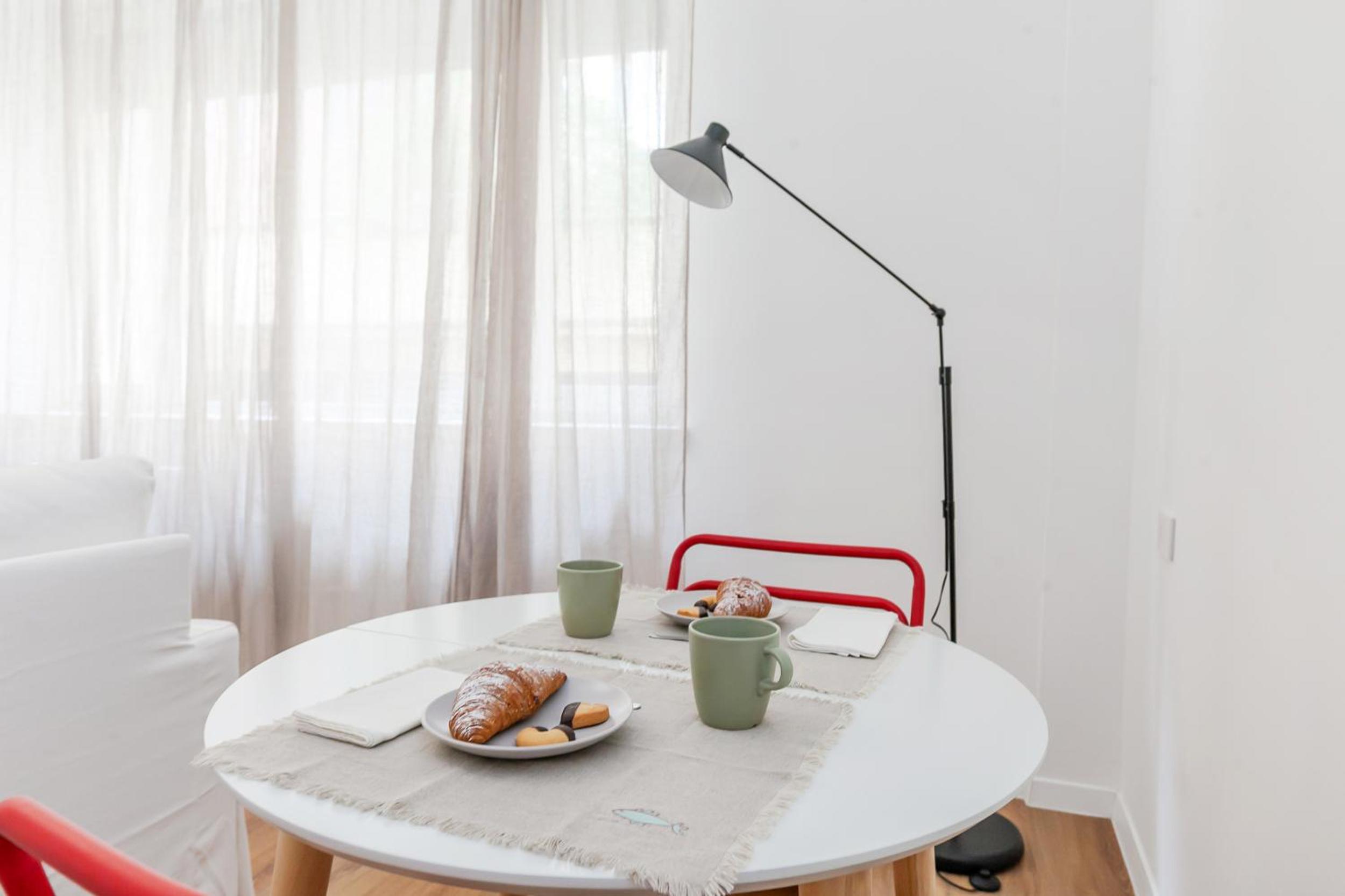 Spacious Design Apartment Central Milan