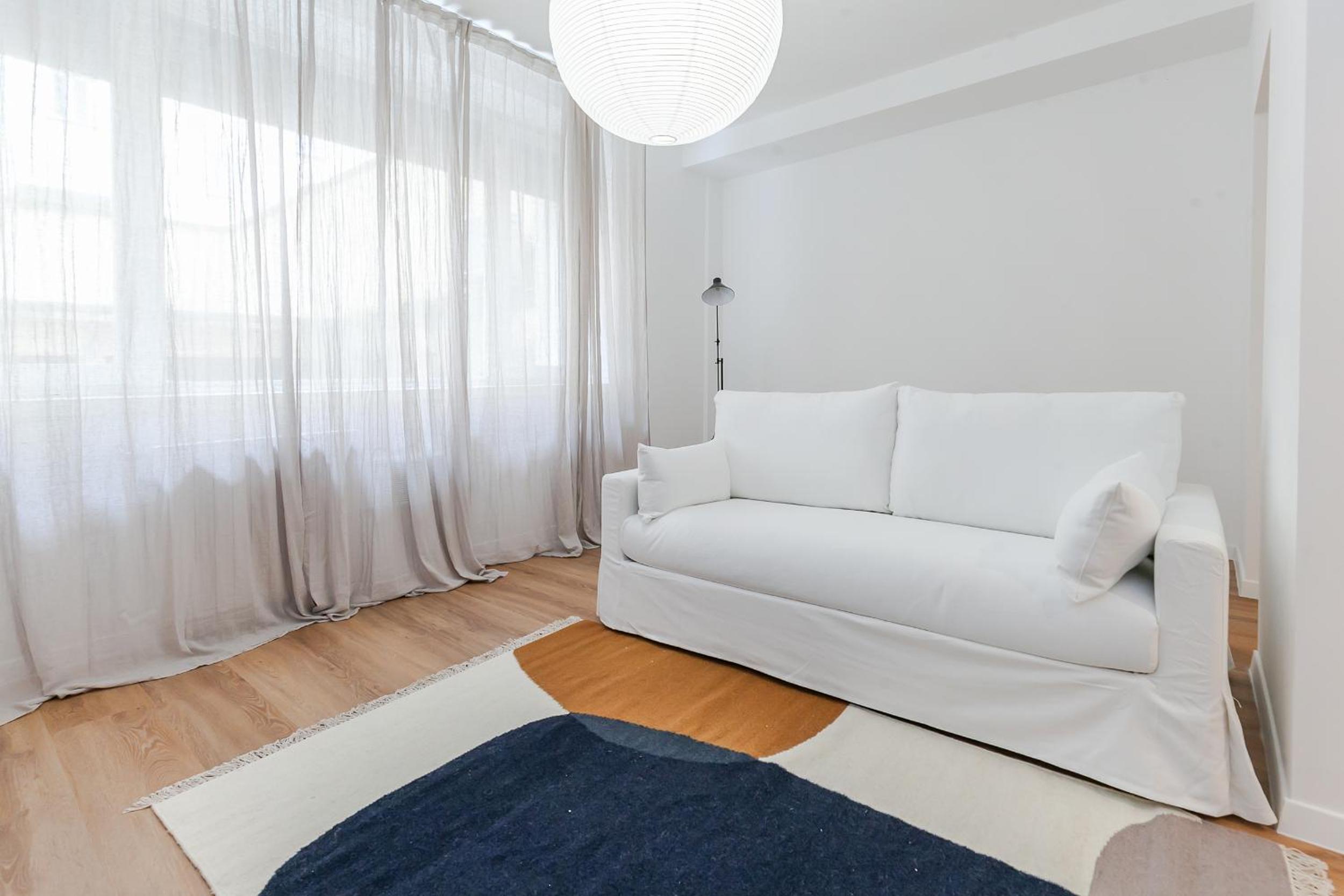Spacious Design Apartment Central Milan