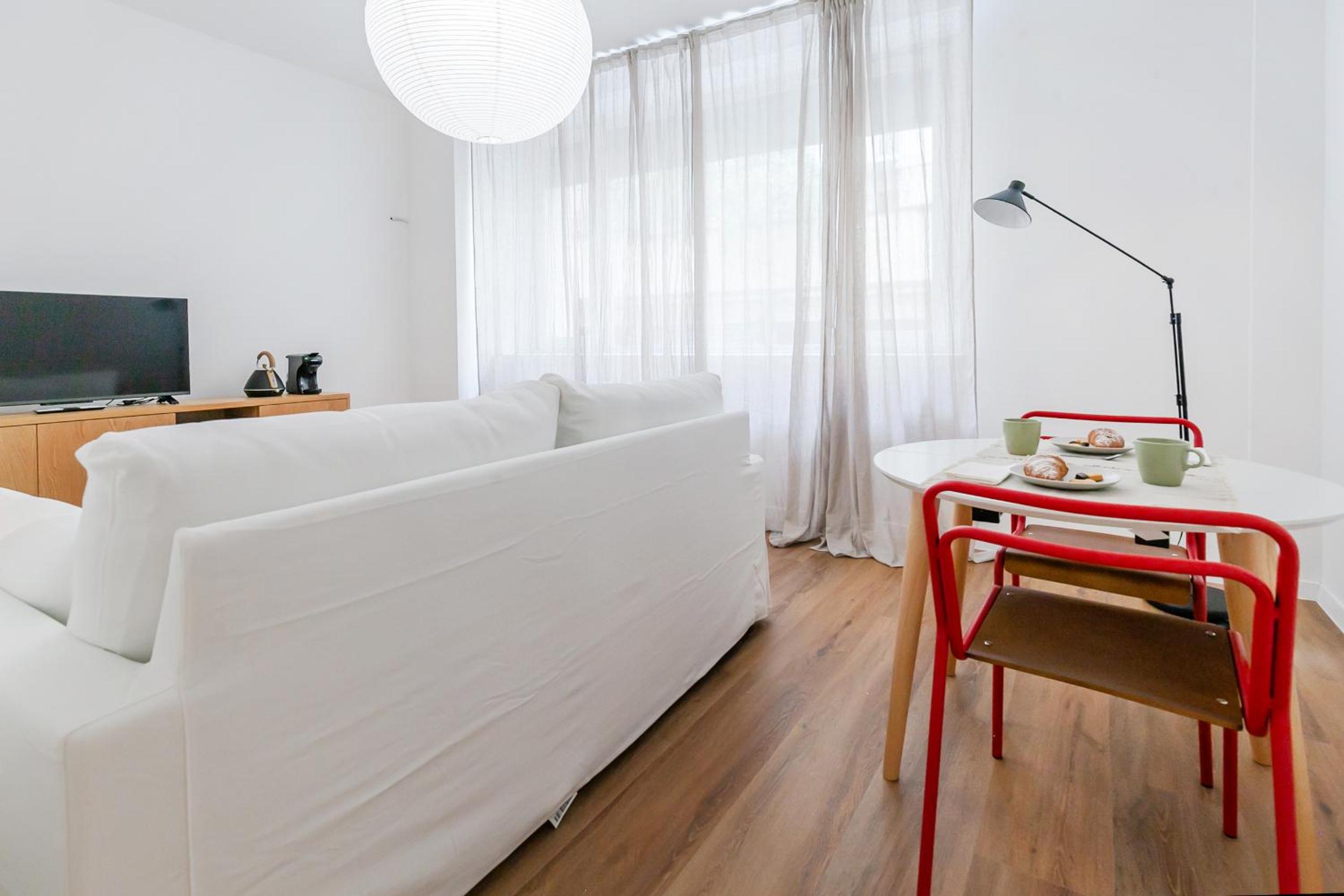 Spacious Design Apartment Central Milan