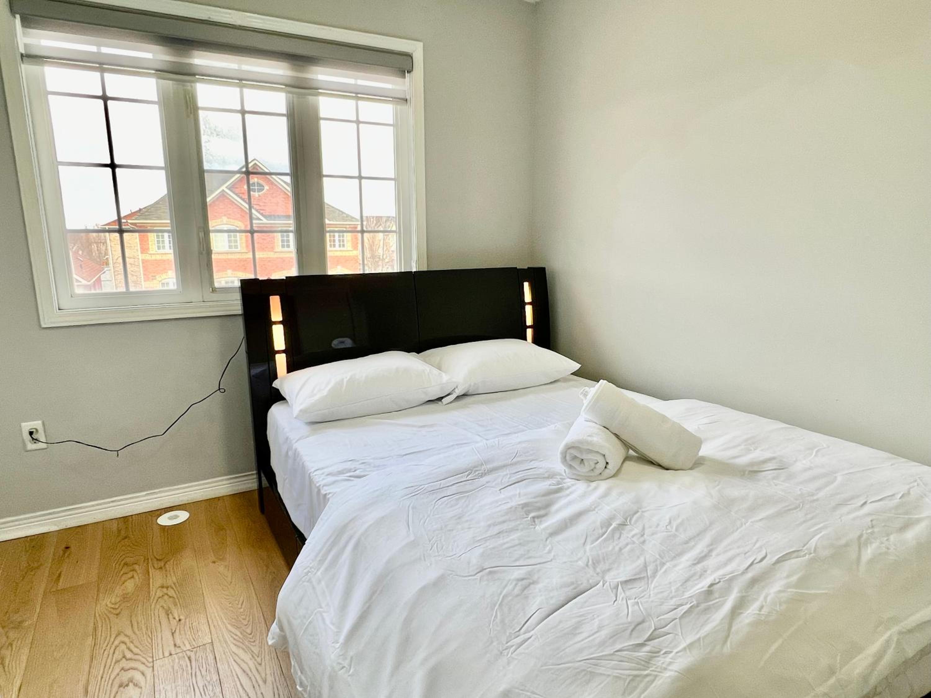 House In Scarborough 20 Minutes to Downtown