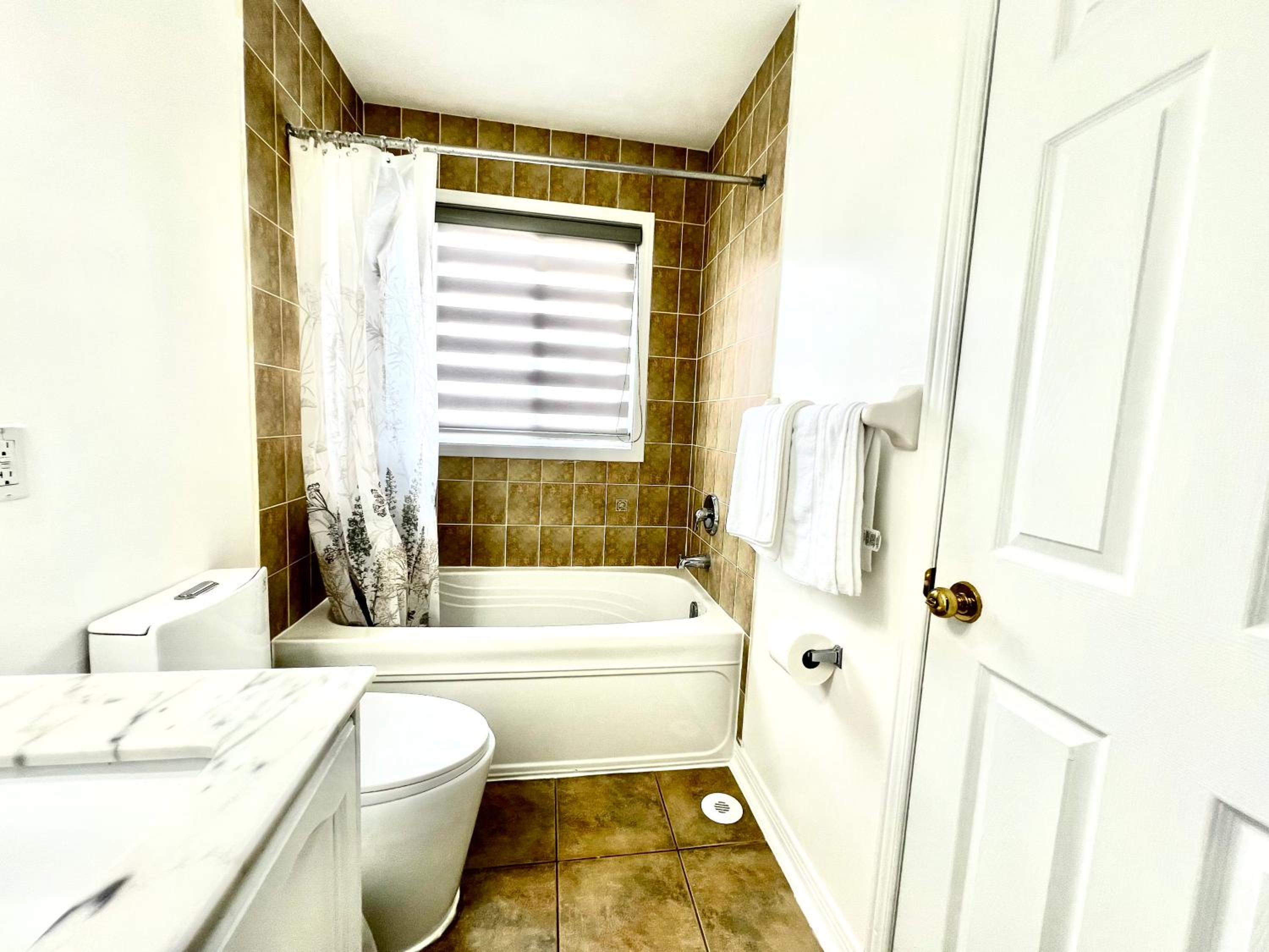 House In Scarborough 20 Minutes to Downtown